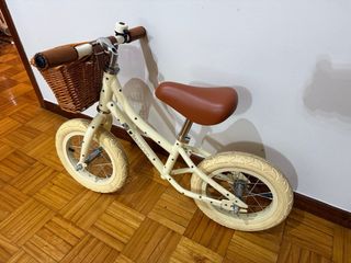 Bicicleta equilibrio infantil y casco Banwood.