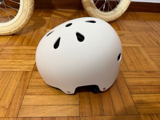 Bicicleta equilibrio infantil y casco Banwood.