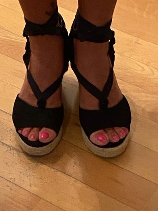 Sandalo nero Refresh zeppa