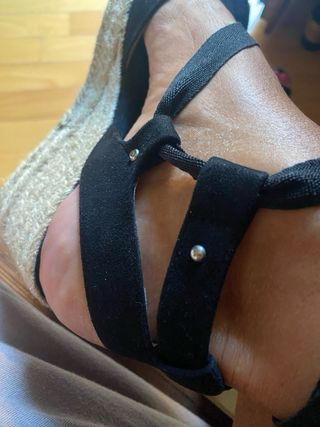 Sandalo nero Refresh zeppa