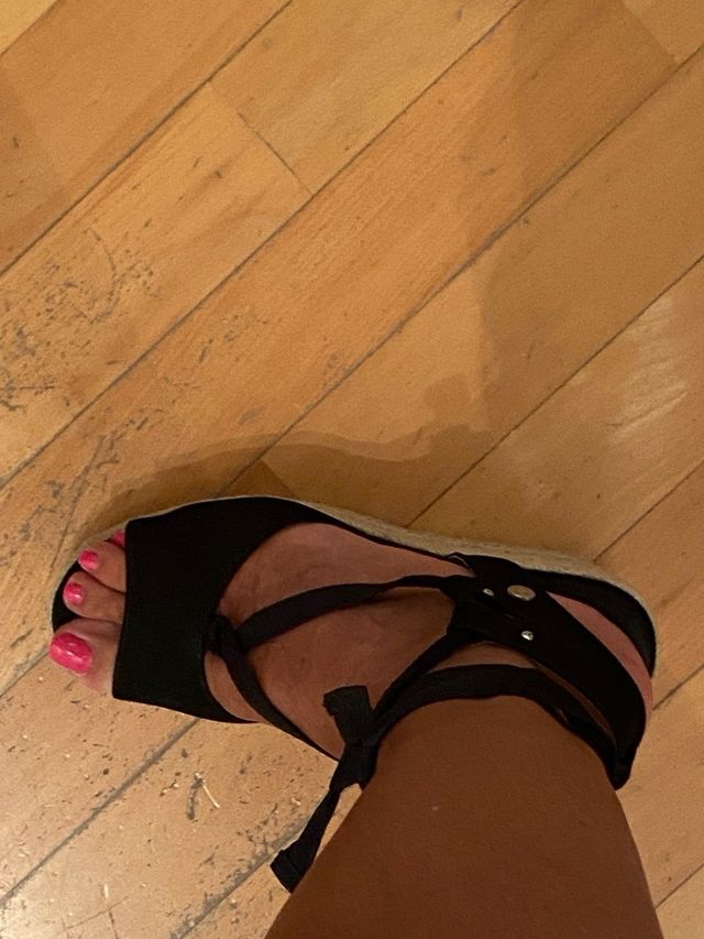 Sandalo nero Refresh zeppa