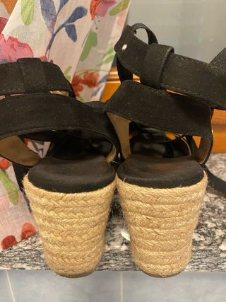 Sandalo nero Refresh zeppa