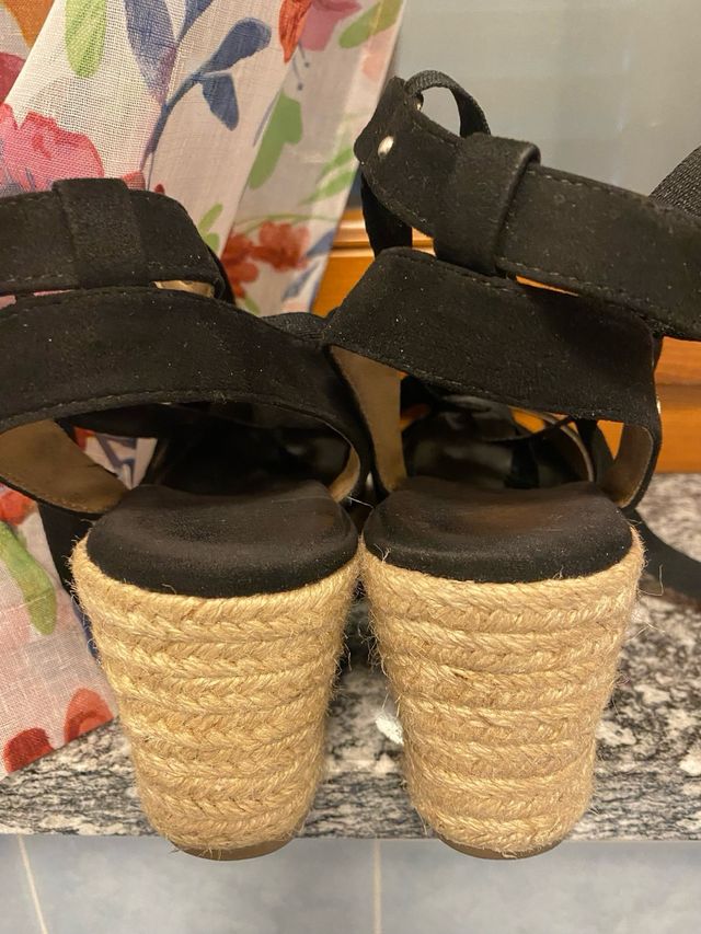 Sandalo nero Refresh zeppa