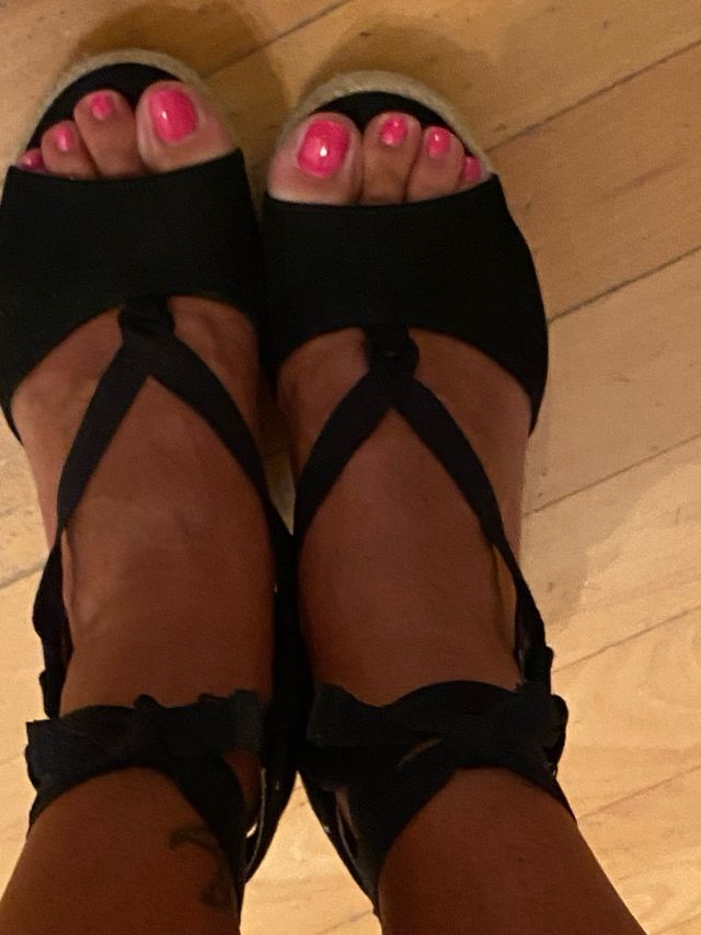 Sandalo nero Refresh zeppa