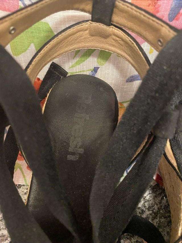 Sandalo nero Refresh zeppa