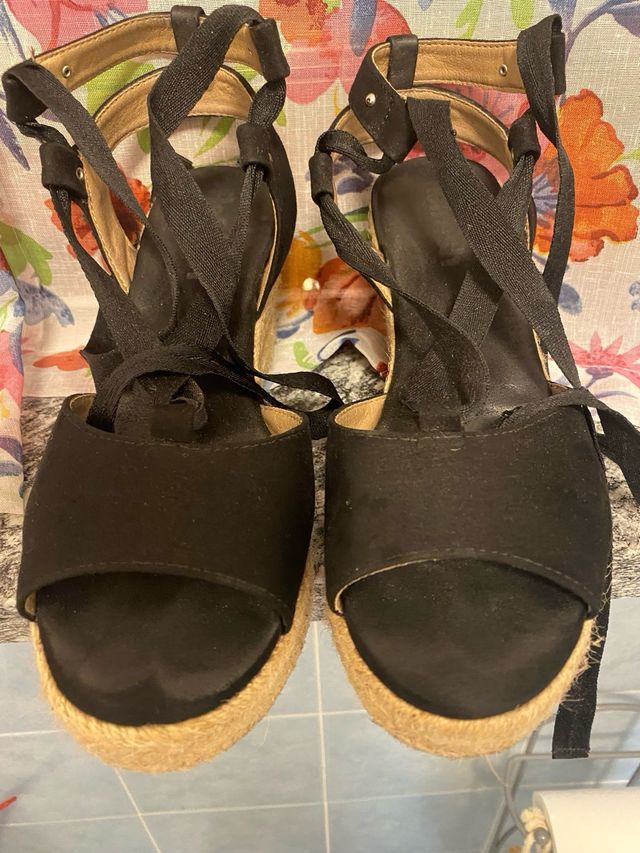 Sandalo nero Refresh zeppa