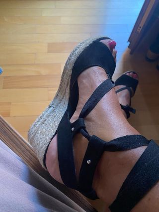 Sandalo nero Refresh zeppa