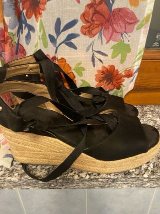 Sandalo nero Refresh zeppa