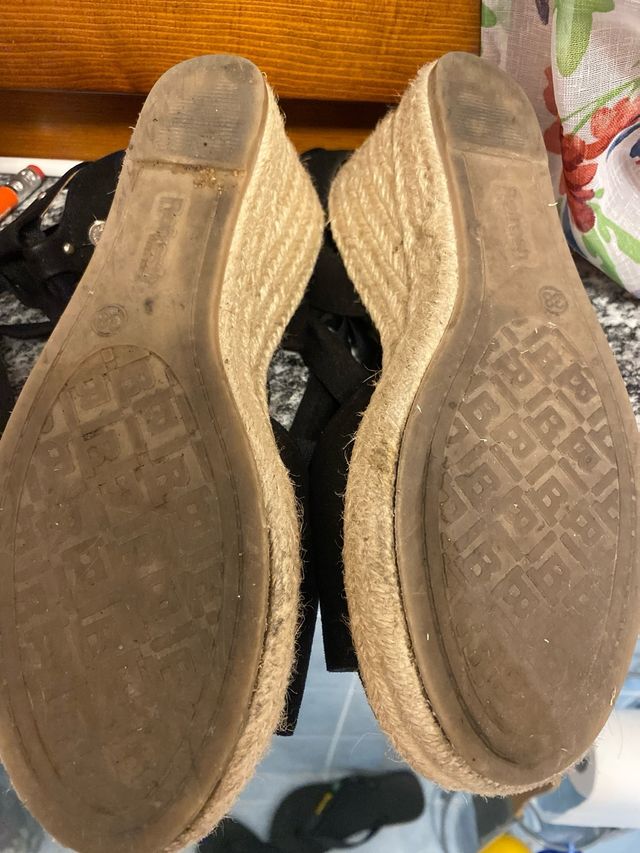 Sandalo nero Refresh zeppa