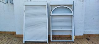 2 ventanas de aluminio blanco con persianas