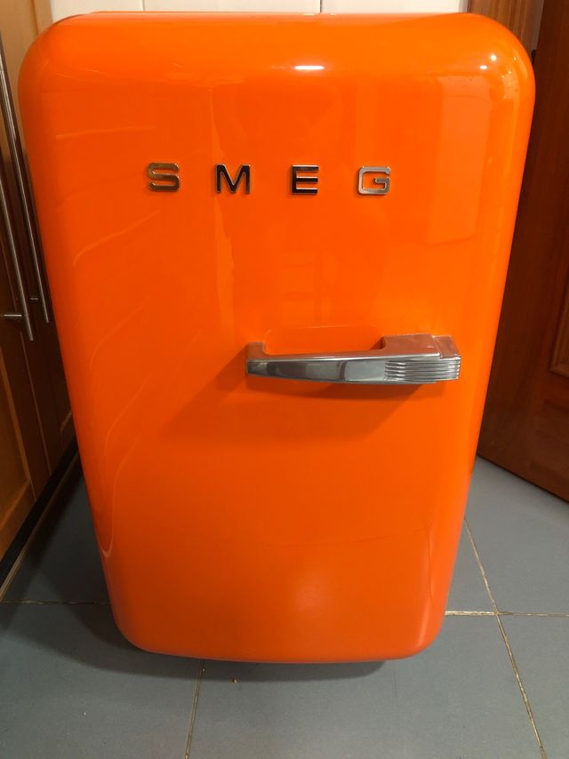 Nevera Smeg mini naranja