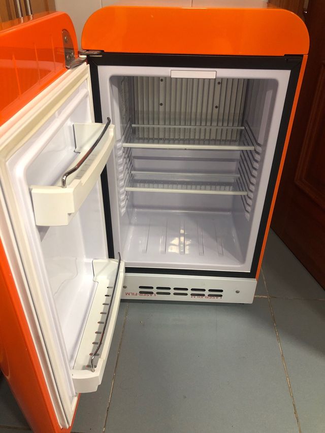Nevera Smeg mini naranja