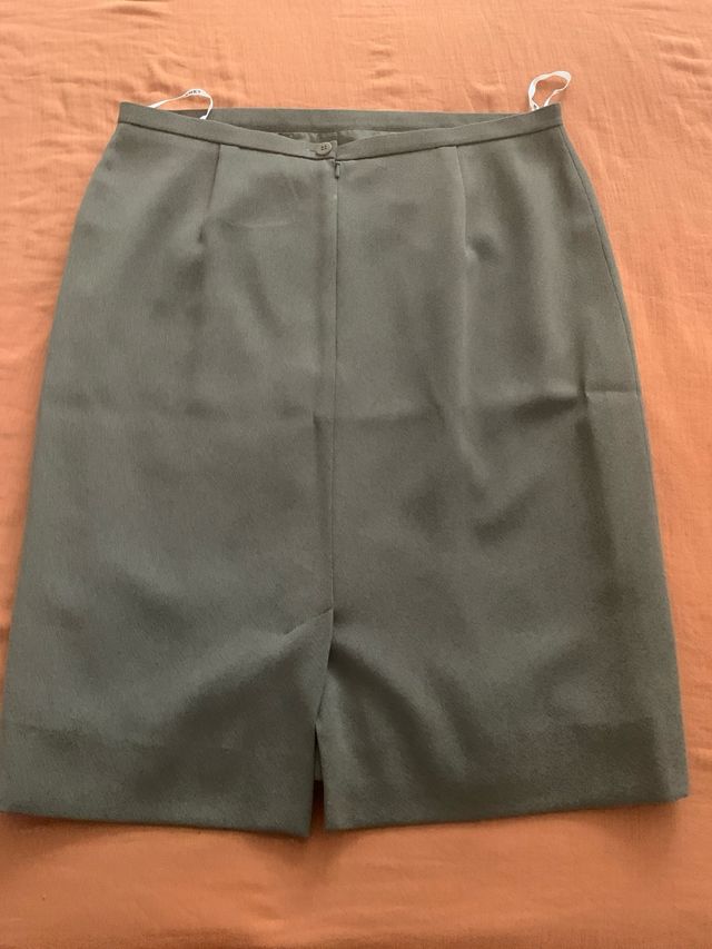 Falda midi verde Planet y chaqueta larga