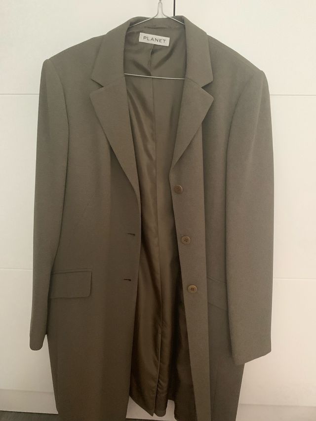 Falda midi verde Planet y chaqueta larga