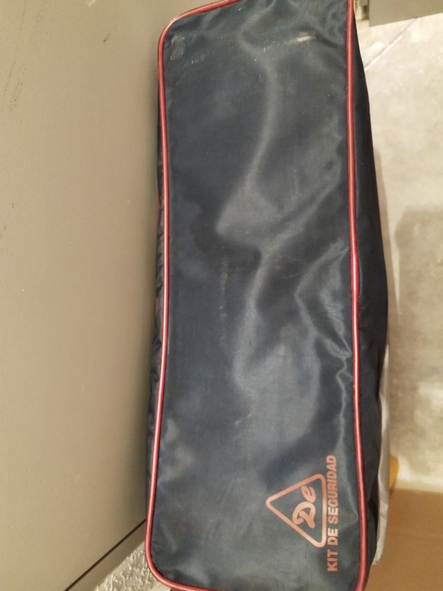 Triángulos emergencia coche