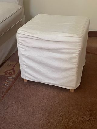 Puff blanco de tela y madera