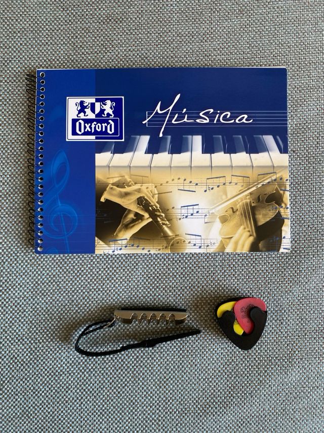 Guitarra clásica + funda + púas + cejilla + cuader