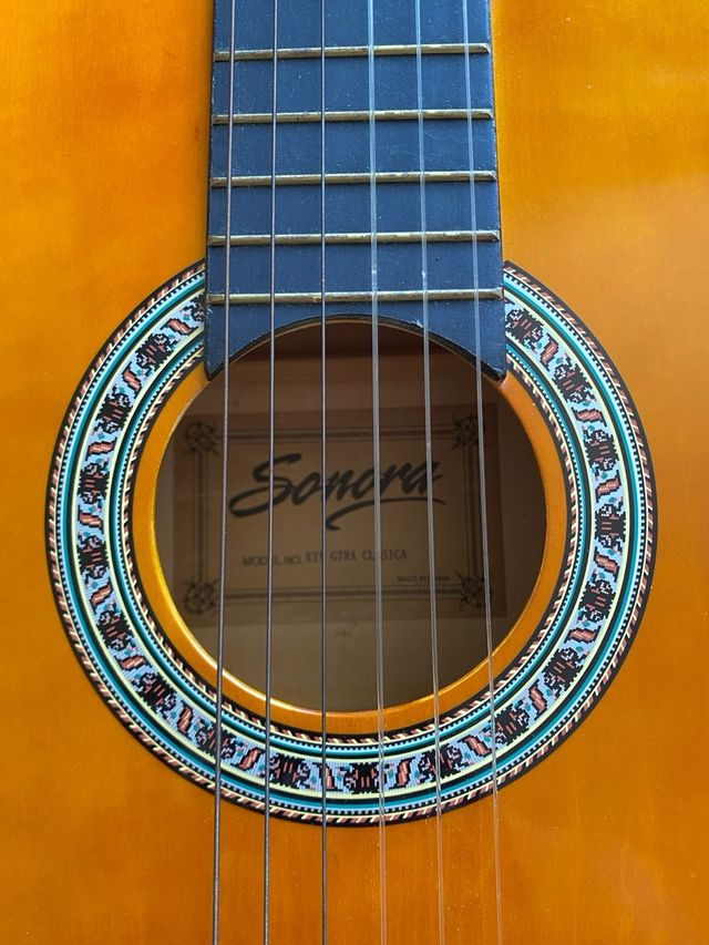 Guitarra clásica + funda + púas + cejilla + cuader