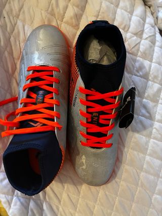 Zapatos fútbol tacos niño.