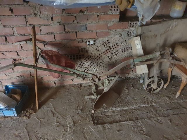 Arado antiguo de hierro