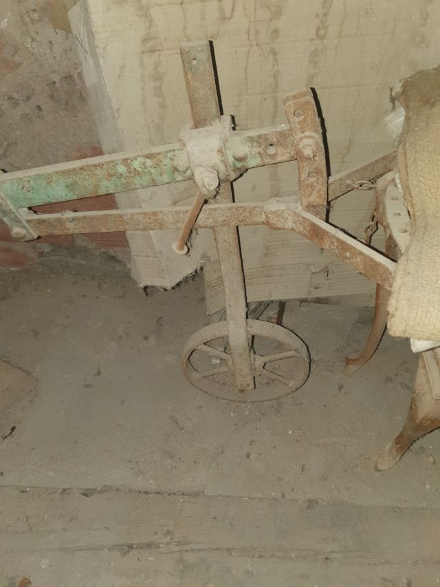 Arado antiguo de hierro