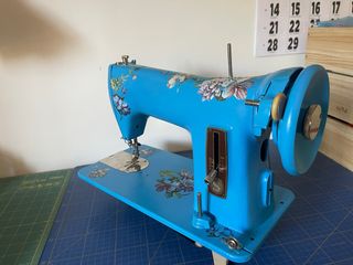 Máquina coser vintage decorada