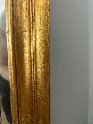 Espejo con marco dorado de madera.