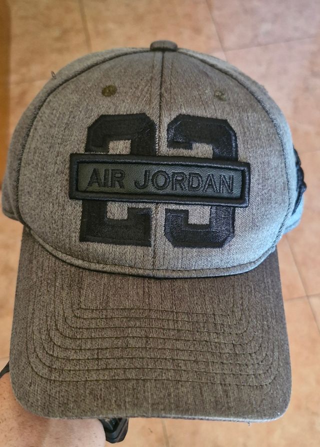Gorra Nike Jordan gris-negra