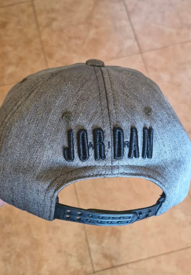 Gorra Nike Jordan gris-negra