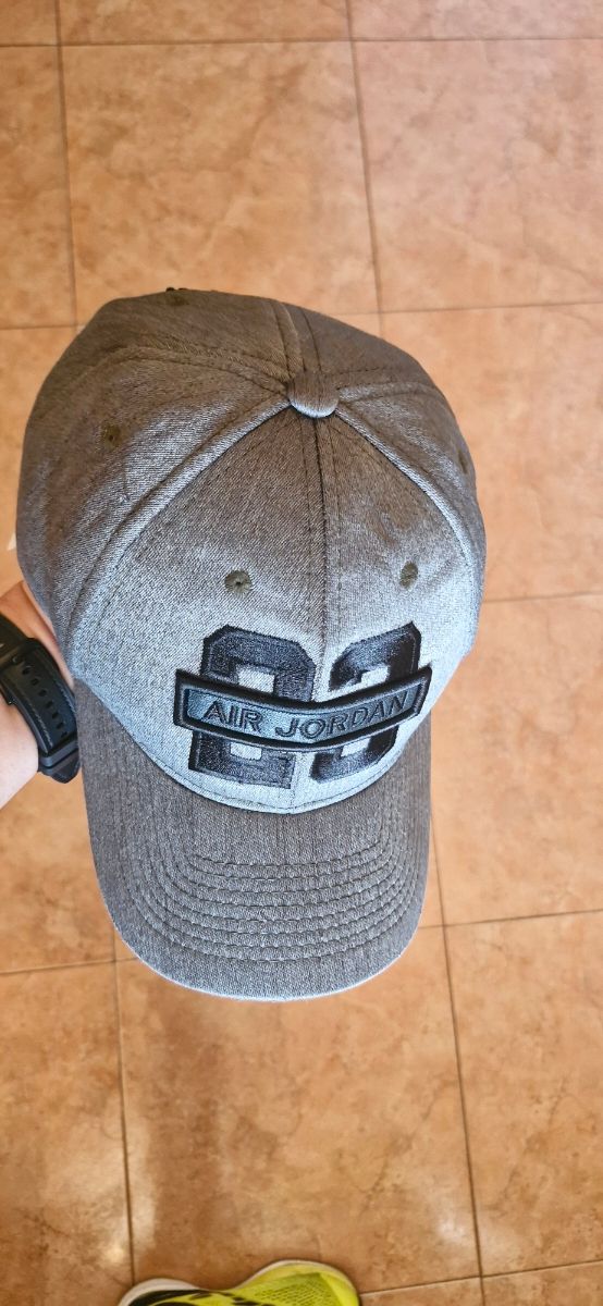 Gorra Nike Jordan gris-negra