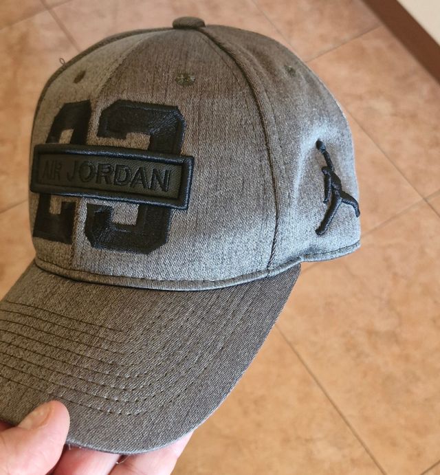 Gorra Nike Jordan gris-negra