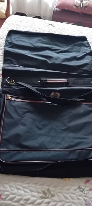 Porta trajes negro y marrón