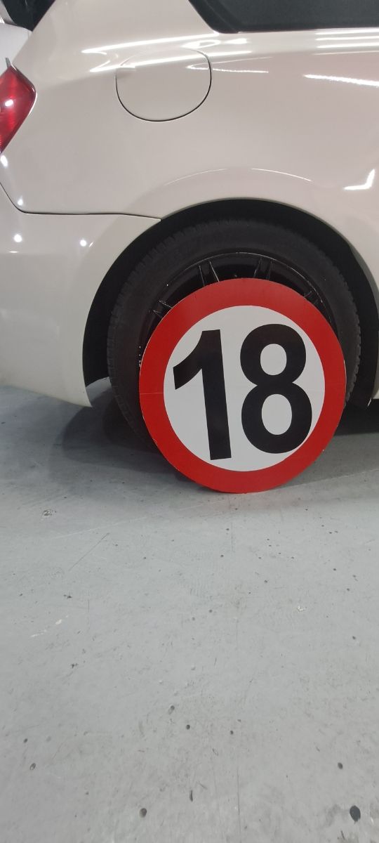 Señal tráfico 18 cumpleaños