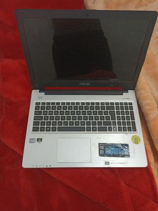 Portátil ASUS rojo y plateado