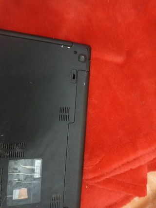 Portátil ASUS rojo y plateado