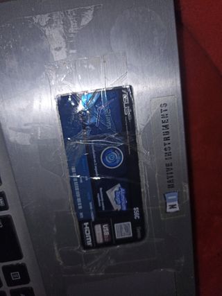 Portátil ASUS rojo y plateado