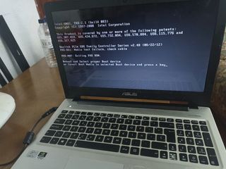 Portátil ASUS rojo y plateado