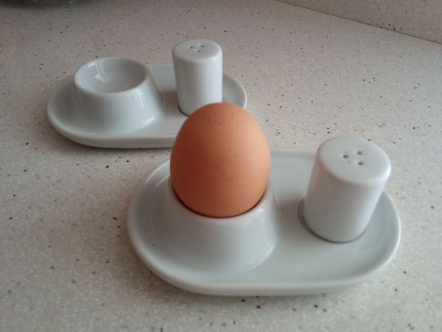 2 Hueveros con saleros - Porcelana