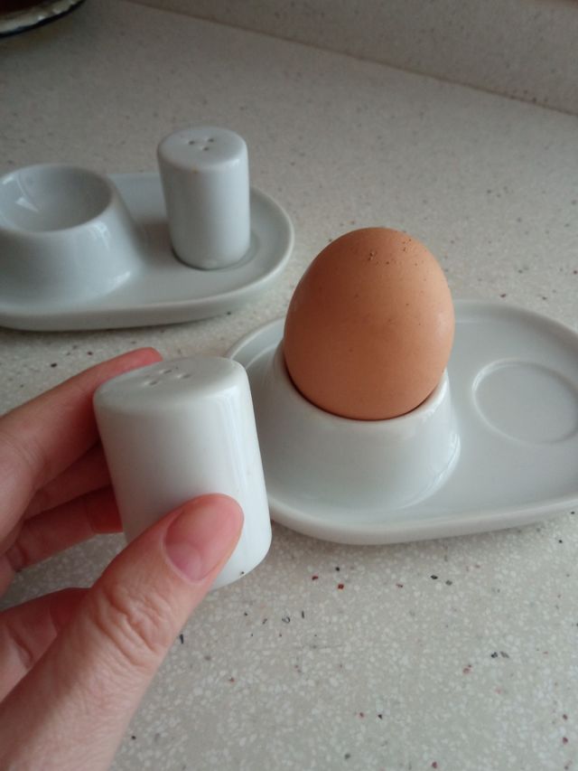 2 Hueveros con saleros - Porcelana