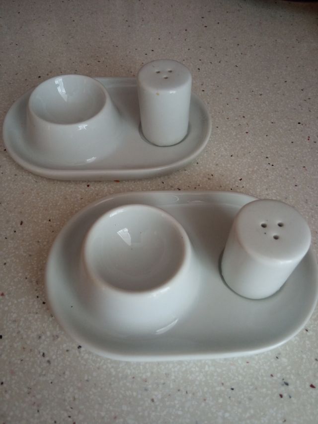 2 Hueveros con saleros - Porcelana