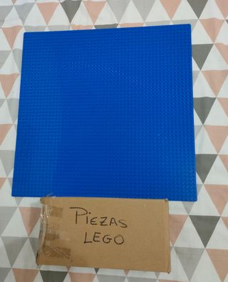 Base tipo Lego azul + piezas