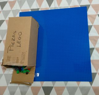 Base tipo Lego azul + piezas