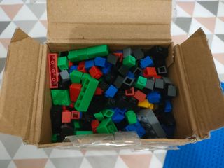 Base tipo Lego azul + piezas