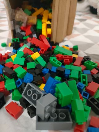 Base tipo Lego azul + piezas