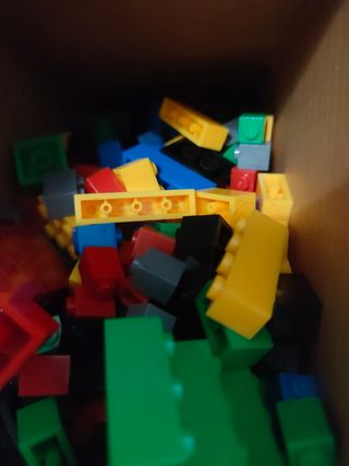 Base tipo Lego azul + piezas