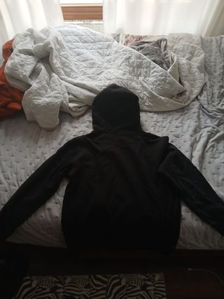 Sudadera negra c/ capucha