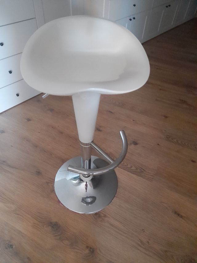 Taburete blanco moderno