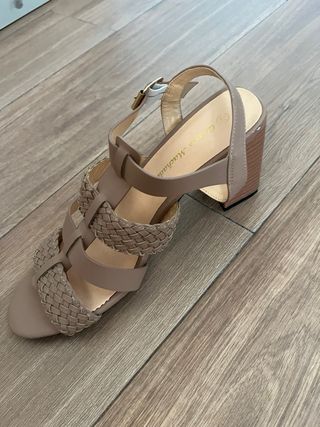 Sandalias beige tacón bajo talla 44