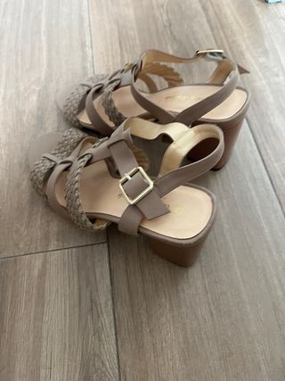 Sandalias beige tacón bajo talla 44