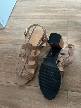 Sandalias beige tacón bajo talla 44